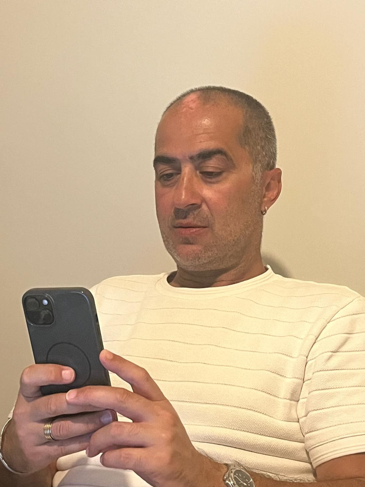 Consultation du multivers sur smartphone.